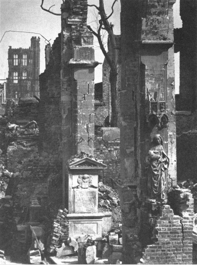 Figure 1. Madonna in den Trümmern among the ruins of the former St. Kolumba, 1946