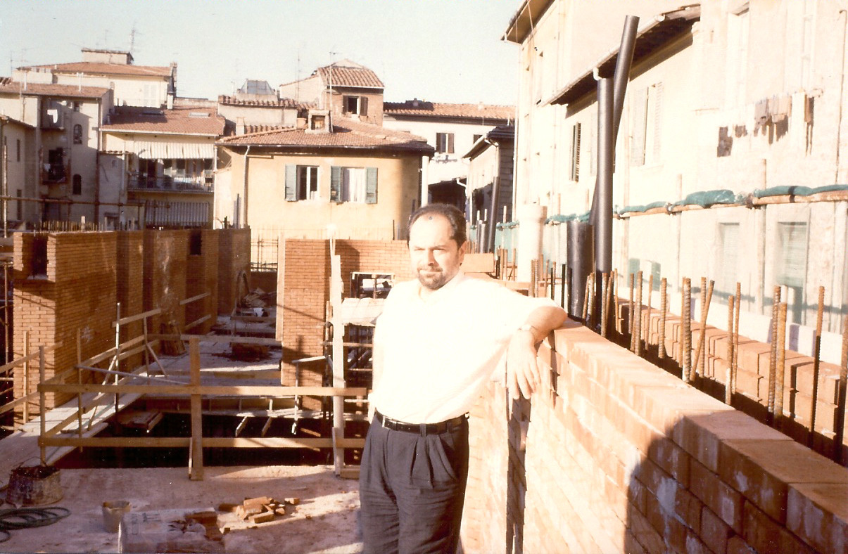Figure 9. Massimo Carmassi during the construction of San Michele in Borgo, Pisa, 1987 (Archive of the Municipality of Pisa)